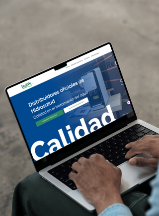 320x433px - Mockup Portatil - Web EcoLife & Confort